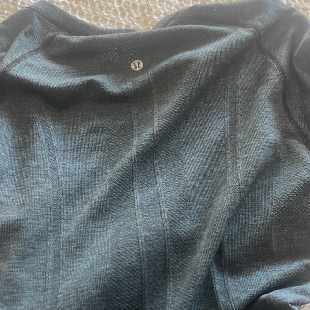 Lulu lemon long sleeve tops. One green and one grey. Great condition.